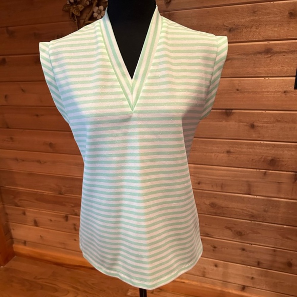 Adorable vintage 70s vintage V neck sleeveless top